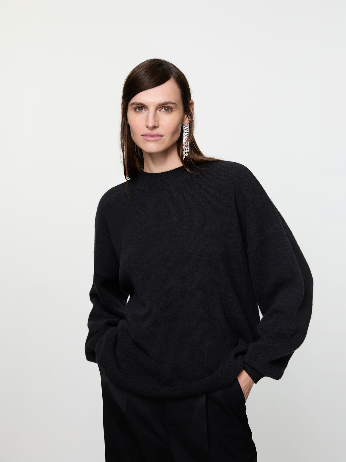 Czarny sweter oversize z wełny merino i kaszmiru
