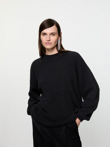 Czarny sweter oversize z wełny merino i kaszmiru