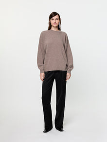 Beżowy sweter oversize z wełny merino i kaszmiru
