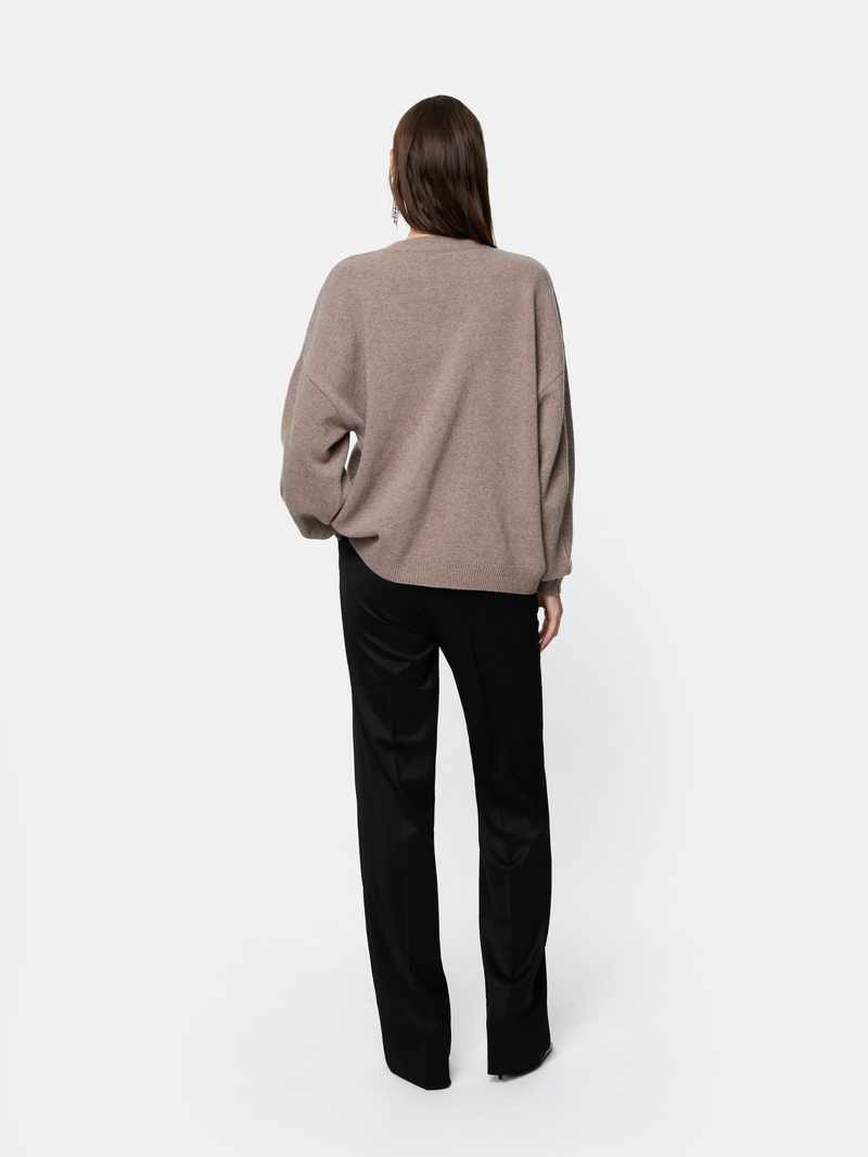 Beżowy sweter oversize z wełny merino i kaszmiru